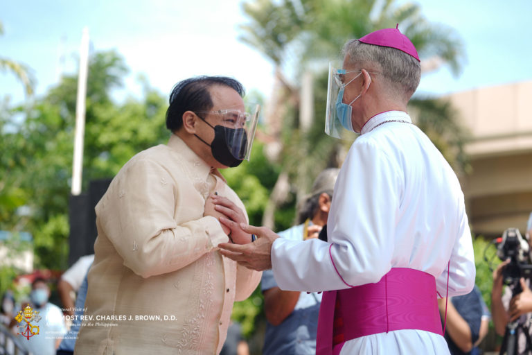 Pampanga governor Dennis Pineda welcoming the Apostolic Nuncio to Pampanga. (Ralph Canilao/ACSC)