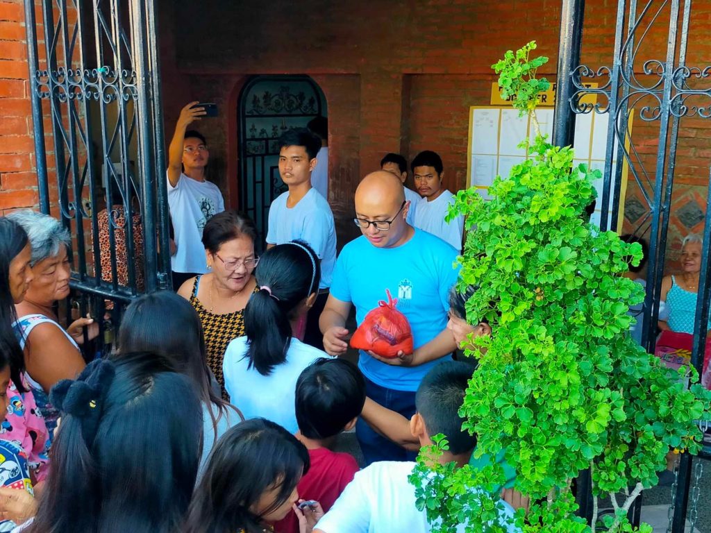 Distribution of donations at Sto. Rosario Parish (Bulacus). Image from Costa Ecclesia Rosarii